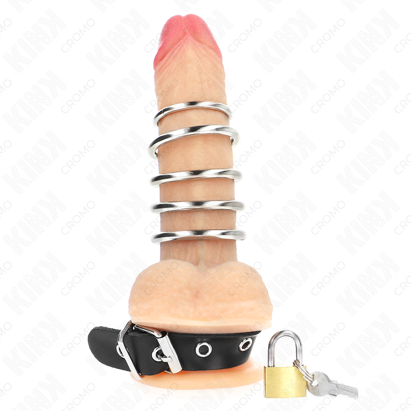 KINK - USNJEN OBROČEK ZA PENIS S TRAKOM ZA ZAKLEPANJE 21 X 2 CM IN 5 KOVINSKIMI OBROČKI OD 3 CM DO 4 CM